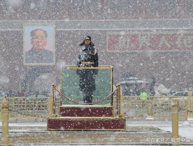 北京再迎降雪 解放军战士冒雪在天安门广场站岗执勤